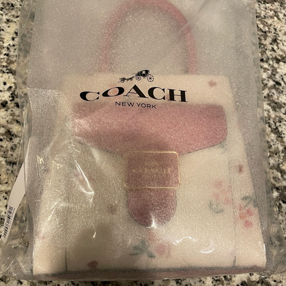 ๐๐ธ๐Coach Mini Pepper Crossbody with Heart Petal Print๐ธ๐ - Picture 5 of 6